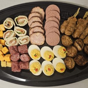 Hapjesschaal met ruim 50 hapjes.